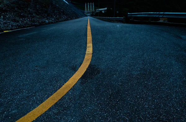 黄色のラインカーブを持つアスファルトの道路 黒と黄色のアスファルトの道路 道路の曲線 道路の背景 高速道路 黄色の線でカーブした道 — ストック写真