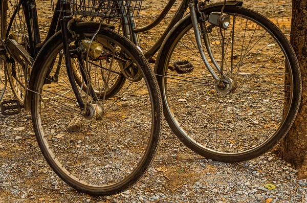 自転車のヴィンテージホイールを閉じる抽象的なショー休暇のレクリエーションスポーツ旅行 — ストック写真