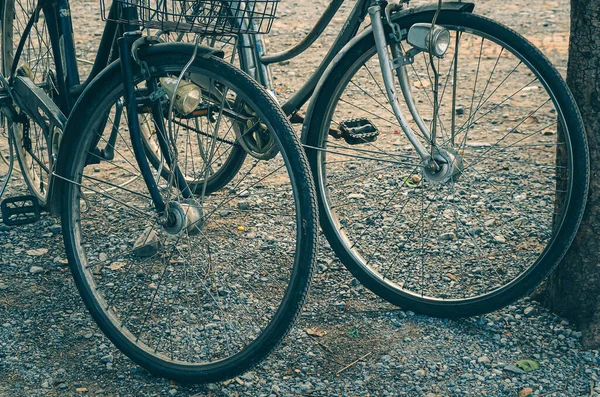 自転車のヴィンテージホイールを閉じる抽象的なショー休暇のレクリエーションスポーツ旅行 — ストック写真