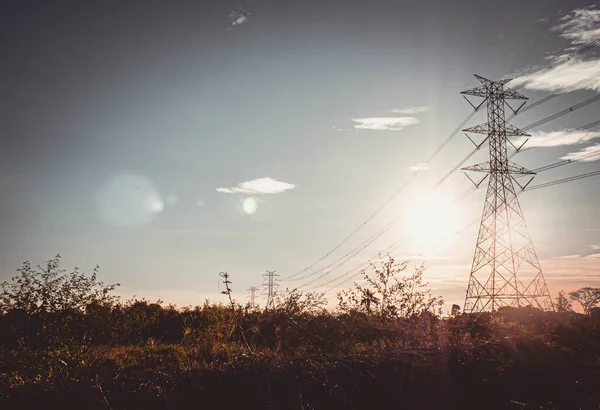 Sylwetka Wieży Wysokiego Napięcia Przewodami Elektrycznymi Tle Zachodu Słońca Widok — Zdjęcie stockowe