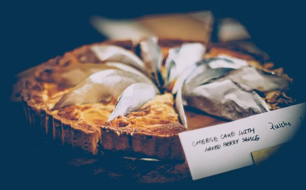 Γκρο Πλαν Άποψη Του Cheesecake Φέτες Ξύλινο Πιάτο Στην Καφετέρια — Φωτογραφία Αρχείου