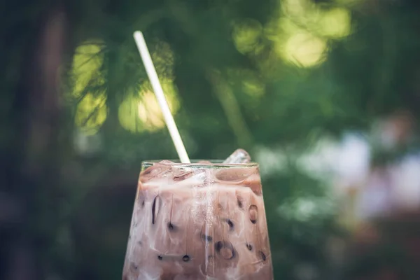 Yaz Içeceklerini Kapatıyoruz Soğuk Çikolatalı Kakao Çikolata Tozu Buz Bardaklarda — Stok fotoğraf