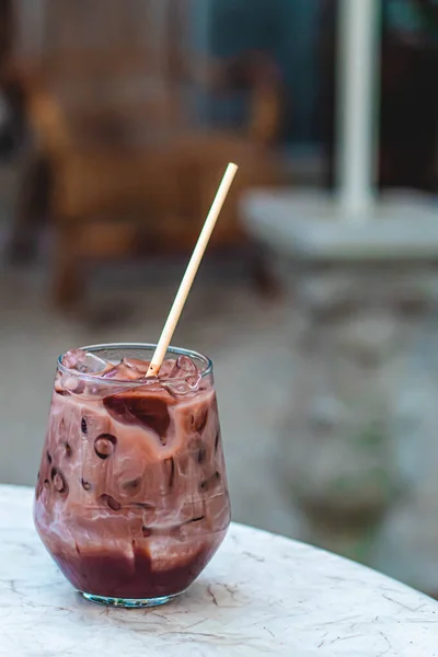 Masada Servis Edilen Bir Bardak Buzlu Kakao Soğuk Içeceğini Kapat — Stok fotoğraf