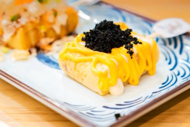 Tamagoyaki, Japon omleti, seçici odaklanma. Japon mutfağını kapat, yumurtalı suşi seti, Tamagoyaki, tobiko ile nigirizu