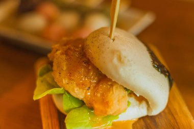 Seçici odaklanma Hirata Çörekleri. Geleneksel Japon yemekleri. Salatayla doldurulmuş buğulanmış çöreklerden yapılan Asya mutfağı ve lezzetli lezzetli dolgular, sandviçler veya tacolar.