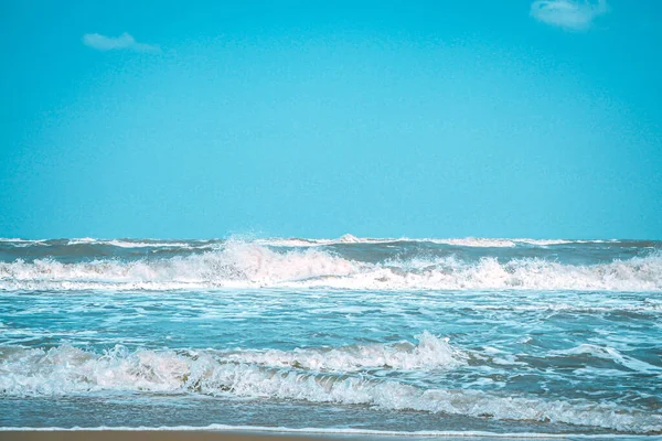 Weiche Welle Mit Blase Des Blauen Ozeans Auf Weißem Sand — Stockfoto