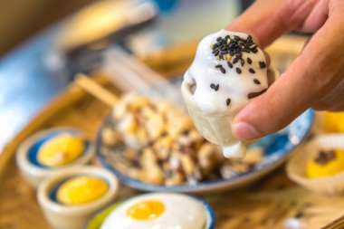 Geleneksel dokuma sepetinde Tayland tatlısı. Tayland 'ın en popüler tatlısıdır. Orijinal Tayland tatlıları.