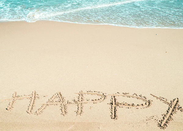 海滩上的快乐话语 在沙滩上写着快乐的字 — 图库照片
