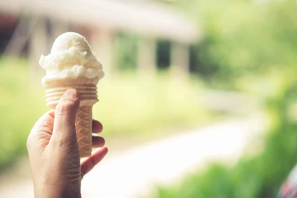 Идея Праздничного Ванильного Мороженого Руке — стоковое фото
