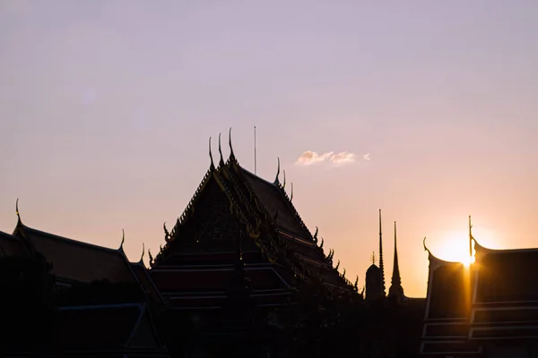 Siluet Istana Besar Atau Wat Phra Keaw Saat Matahari Terbenam — Stok Foto
