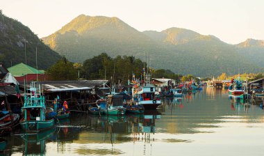 Alacakaranlıkta Prachubkeereekhan Tayland 'da balıkçı köyünün manzarası