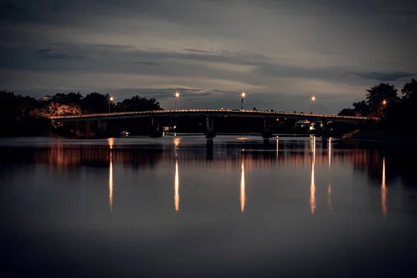 Длинная Экспозиция Фотографии Старого Железнодорожного Моста Через Реку Ночью Отражением — стоковое фото