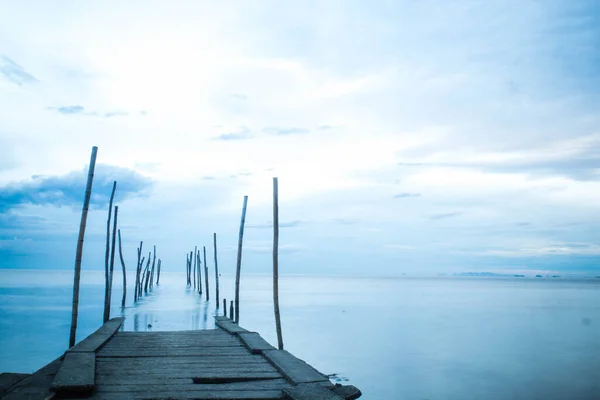 青い海の木製の橋の長い露出写真 — ストック写真