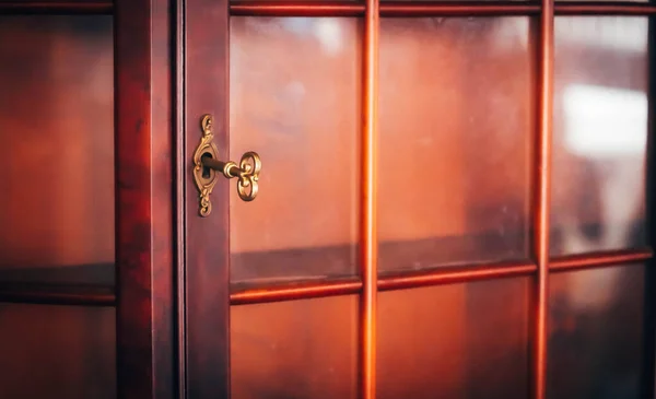 Выбор Цвета Винтажного Золота Ключ Деревянной Раме Стеклянной Двери Шкаф — стоковое фото