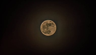 Cadılar Bayramı bayramı kutlaması geçmişi. Geceleyin kara bulutların üzerinde dolunay.