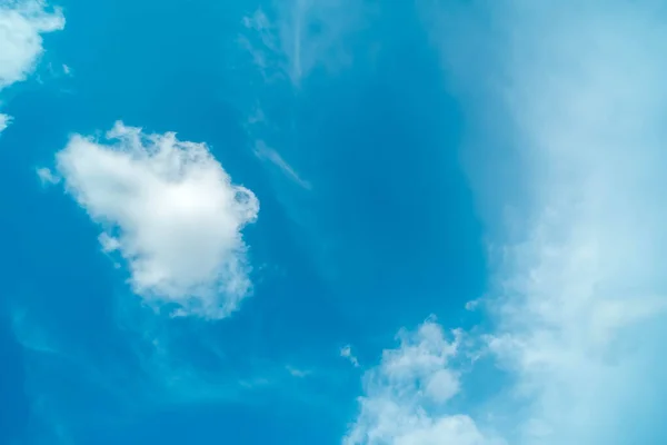 Nuages Duveteux Blancs Contre Ciel Bleu Été Saison Nature Fond — Photo