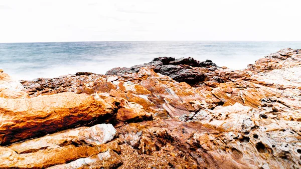 Scenic Layered Rocks Blauem Meer Gegen Den Himmel Mit Waldhügeln — Stockfoto