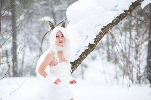 Cosplay Ragazza Stile Fantasy Nella Neve Inverno — Foto Stock