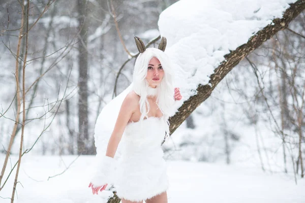 Cosplay Ragazza Stile Fantasy Nella Neve Inverno — Foto Stock