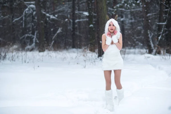 Cosplay Meisje Fantasie Stijl Sneeuw Winter — Stockfoto