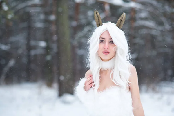 Cosplay Ragazza Stile Fantasy Nella Neve Inverno — Foto Stock