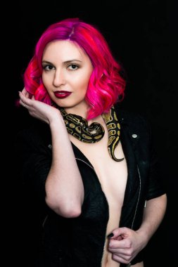 bir yılanla arsız kız