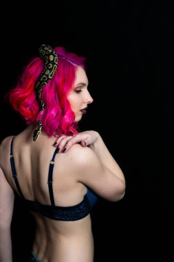 bir yılanla arsız kız