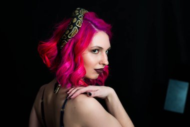 bir yılanla arsız kız