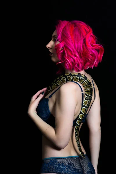 Menina Atrevido Com Uma Cobra — Fotografia de Stock