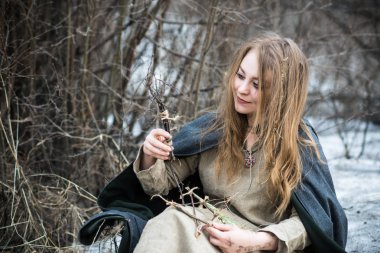 bir kış ormanda cadı