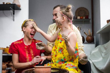 bir aile için bir çömlek atölyesinde ana sınıfı