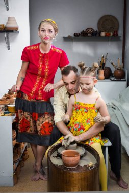 bir aile için bir çömlek atölyesinde ana sınıfı