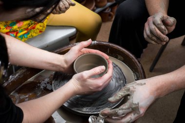 bir aile için bir çömlek atölyesinde ana sınıfı