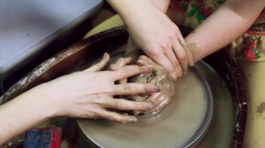 bir aile için bir çömlek atölyesinde ana sınıfı