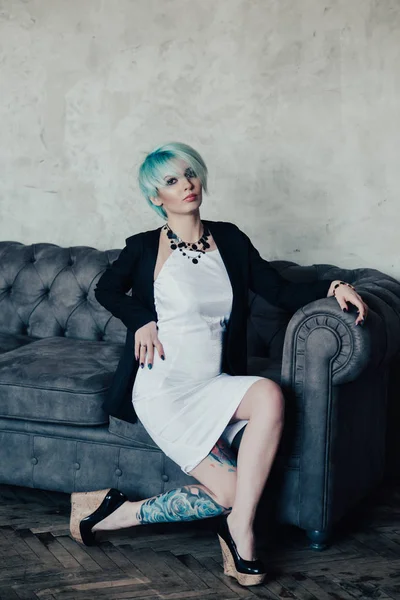 sıkı içinde renkli saçlı kız