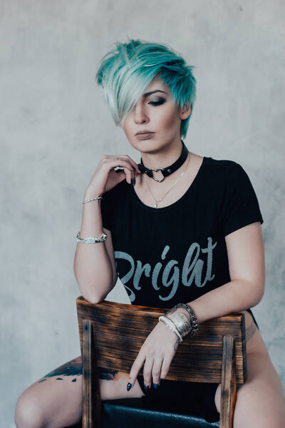 сексуальный рокер в студии
