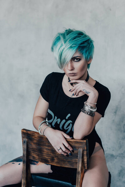 сексуальный рокер в студии
