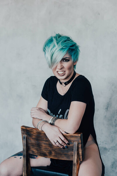 сексуальный рокер в студии
