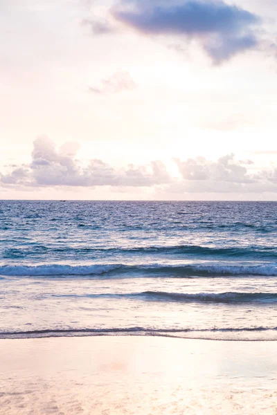 Tayland 'da günbatımı deniz