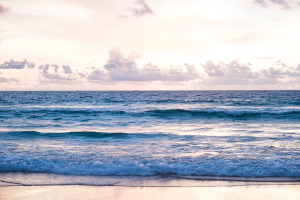 Tayland 'da günbatımı deniz