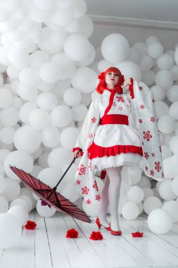 topları arka planda kızılkula kız