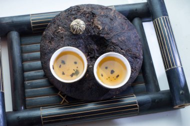 bir stand üzerinde çay döktü