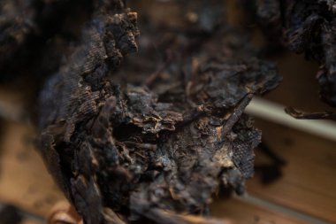 bir stand üzerinde çay döktü