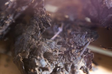 bir stand üzerinde çay döktü