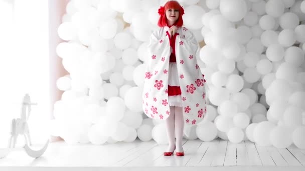 Mädchen Kimano Auf Dem Hintergrund Von Bällen — Stockvideo