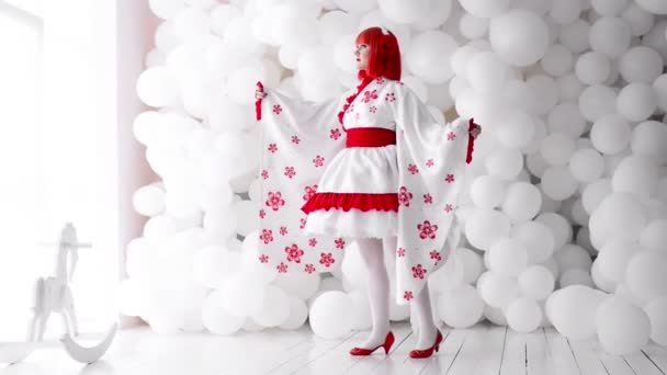 Mädchen Kimano Auf Dem Hintergrund Von Bällen — Stockvideo
