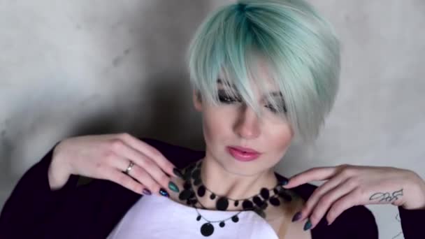 Ragazza Con Capelli Colorati Rigoroso — Video Stock