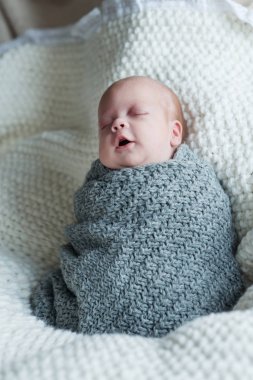 bir battaniye üzerinde yeni doğan kız