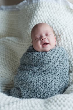 bir battaniye üzerinde yeni doğan kız