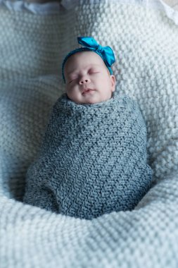 bir battaniye üzerinde yeni doğan kız